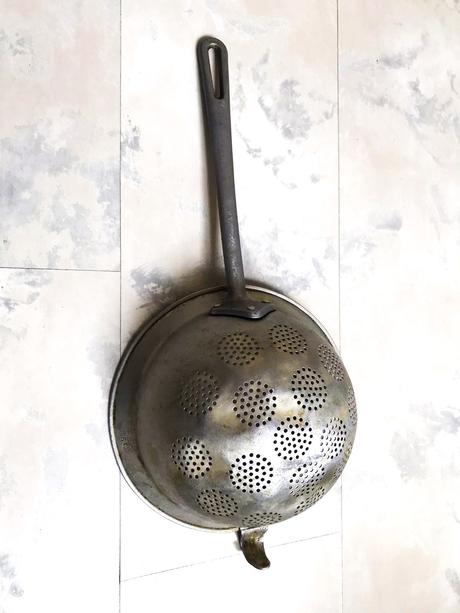 Starý hliníkový cedník, 