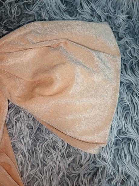 Zamatová krémová mašľa, 