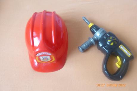 Vŕtačka na baterky a prilba,