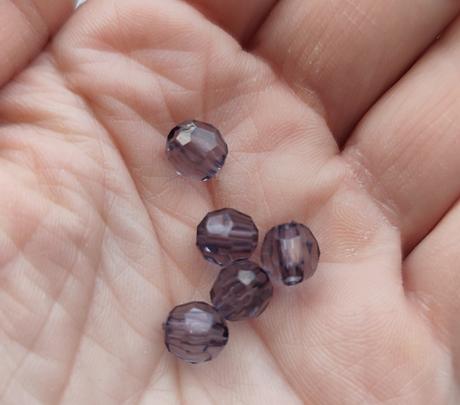 Brúsené fialové korálky, 