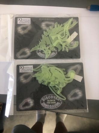 Svietiace dinosaury na stenu,