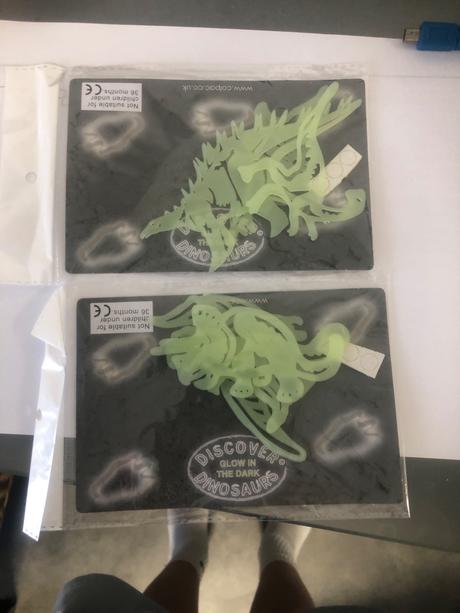 Svietiace dinosaury na stenu, 