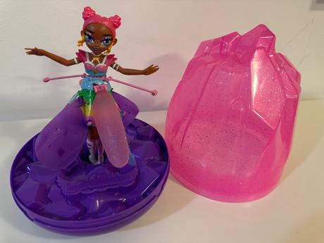 Lietajuca babika pixie hatchimals, 