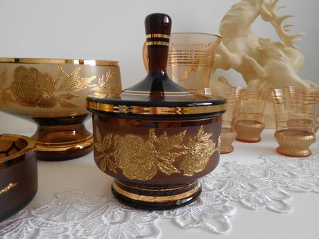 Sklo hnedasté, poháre na nožičke,poháre na limonád,