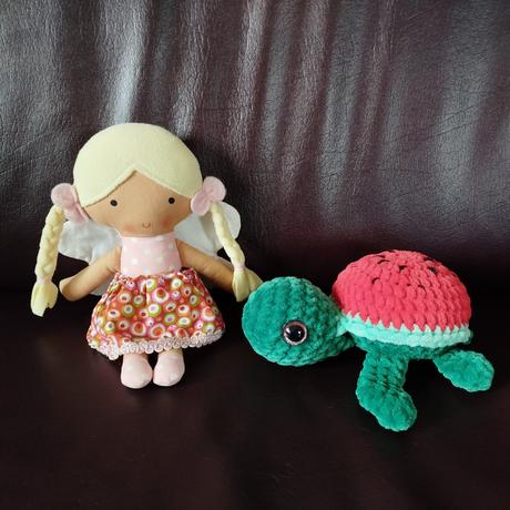 Ručne robené hračky bábika a korytnačka, 