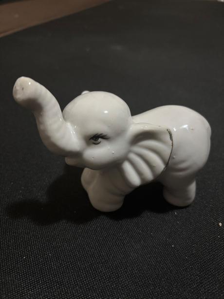 Porcelánový slon dekorácia, biely, bez poškodeni,