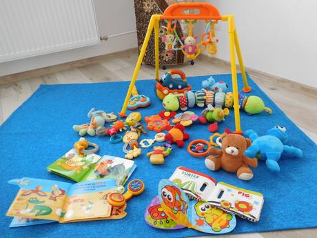 Deka modrá nová + hrkálky,