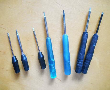 Sada mini skrutkovačov na opravu mobilov, 