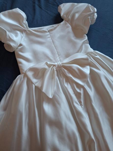 Šaty na 1.sv prijimanie, 152