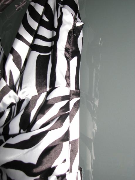 Šaty zebrového vzoru, s