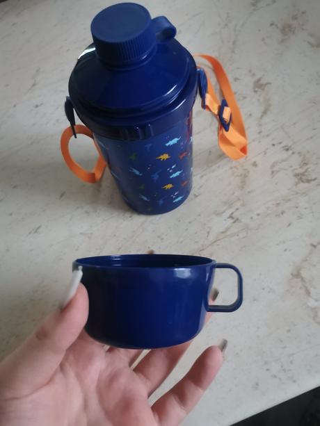 Malá termoska so šnúrkou do krku,