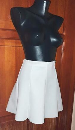 Predám elegantnú krémovú sukničku veľ.s, s