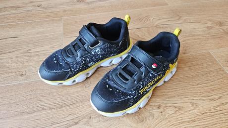 Svietiace tenisky pikatchu, 33