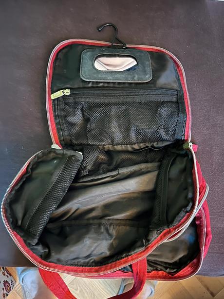 Kozmeticka taska so zrkadlom, vesiakom, 