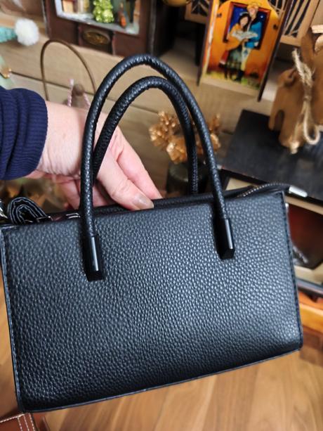 Malá čierna kabelka,