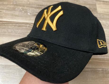 Šiltovka new era čierno-zlatá ,len odskúšaná nová, 