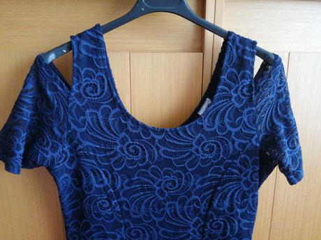 Šaty s odhalenými ramenami, 42