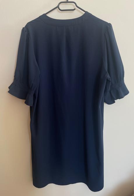 Tmavomodre saty s v vystrihom, xl