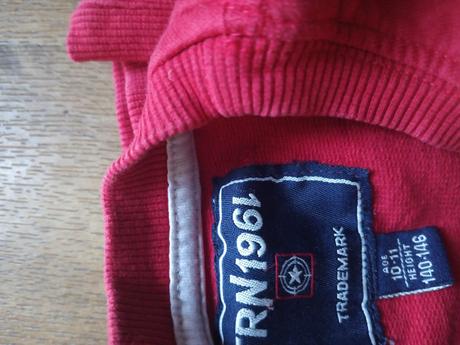 Červená mikina, 140