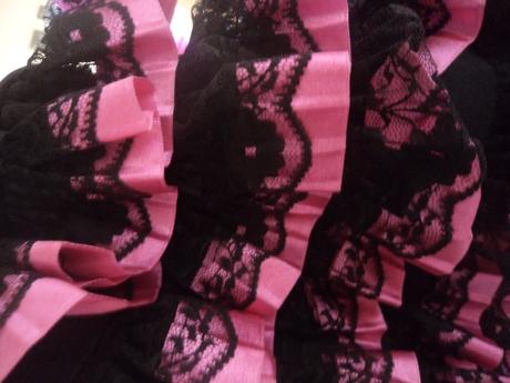 Čierne šaty s nariasenou sukňou, s