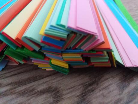 Farebné papierové pásiky na quillingové tvorenie, 