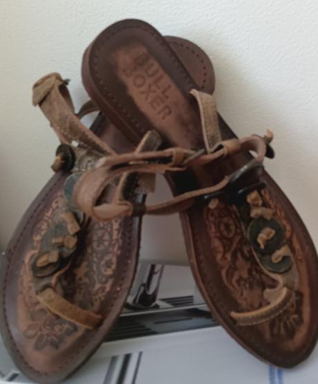 Krásne letné kožené sandále  zn. bullboxer, 38