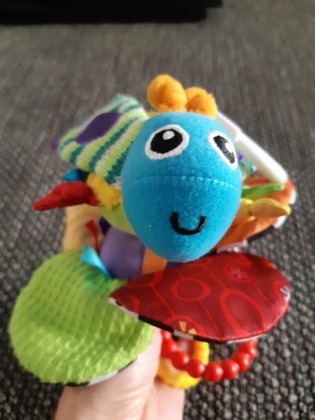 Zavesná hračka lamaze čmeliak bzuk,