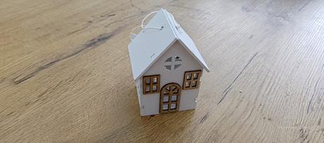 Drevený domček - biely - 110 x 58 mm, 