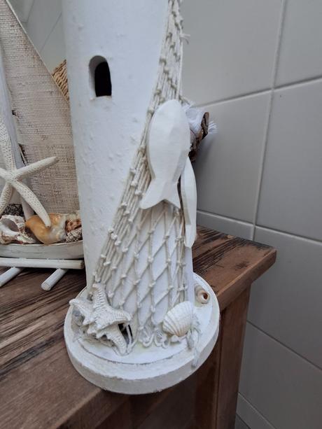 Veľká námornícka loď-plachetnica a veľký maják,