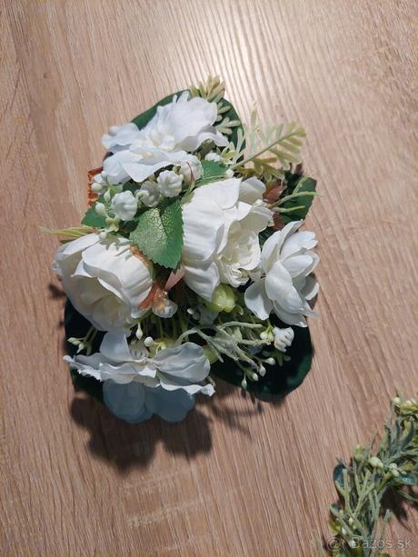 Kvetovana čelenka a hreben do vlasov,