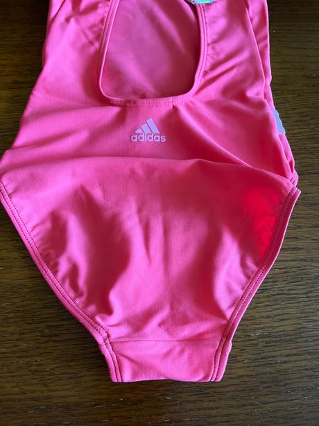 Žiarivé plavky adidas s milými detailmi, adidas,116