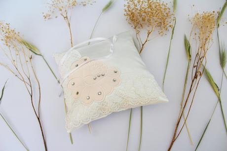 Vankúšik pod obrúčky jemný ivory so svetloružovým,