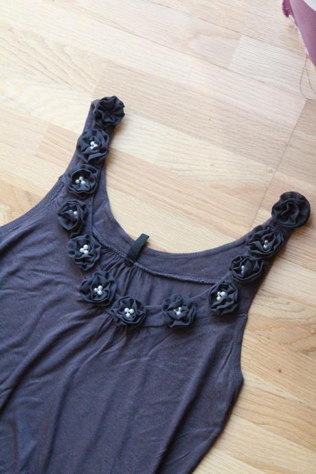 Tmavošedý top s kvetmi, amisu,s