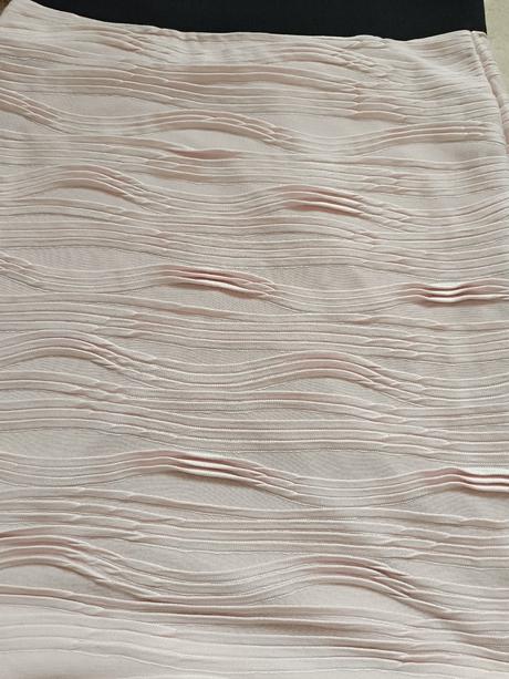 Zaujimava reliefova sukna, h&m,s