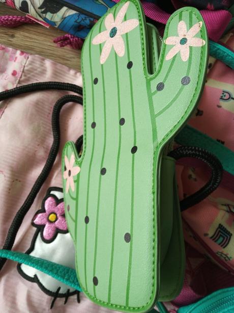 Balík dievčenských tašiek a kabeliek, 