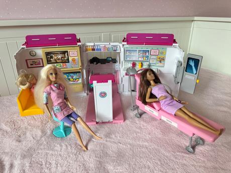 Barbie sanitka a klinika 2v1, 