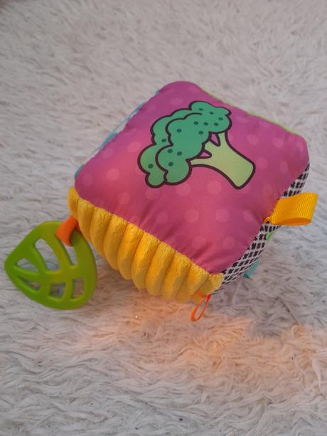 Plyšová interaktívna kocka,