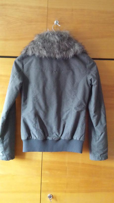 Bunda s odopinatelnou kozusinkou, s