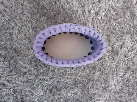 Háčkovaný košík s dreveným dnom, 