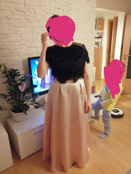 Saténová sukna a strapcove body, l