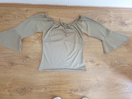 Krásna blúzka s rozšíreným rukávom, m