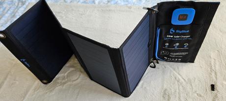 Prenosný solárny panel/nabíjačka bigblue 28 w,
