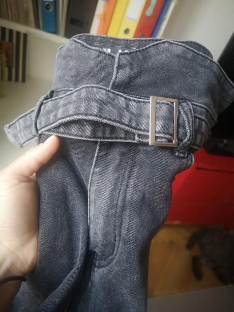 Shortky so zvýšeným pásom, s