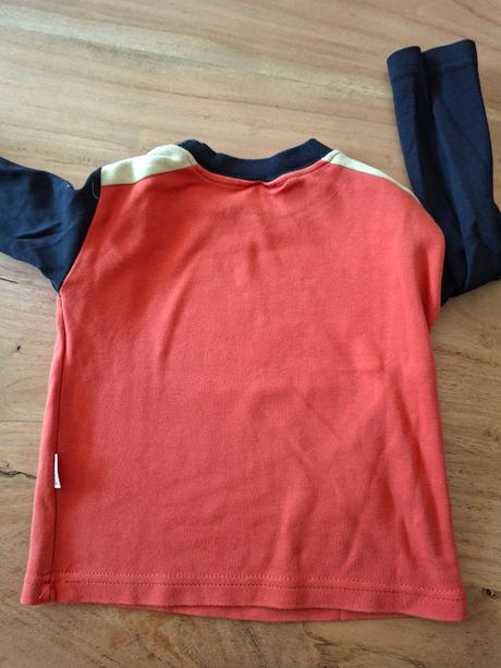 Červené tričko s modrými rukávmi, 92