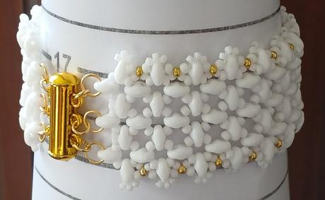 Široké trojradové náramky v rôznych farbách, 