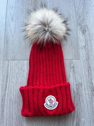 Zimná čiapka moncler červená,