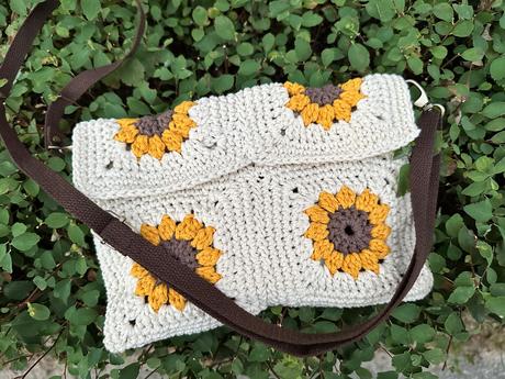 Hackovana kabelka crossbody, 