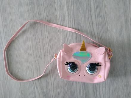 Kabelka zatvárajúca oči,