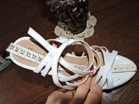 Biele sandále so zlatou podrážkou, 37