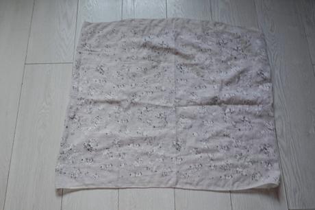 Kvetinkový nákrčník, m